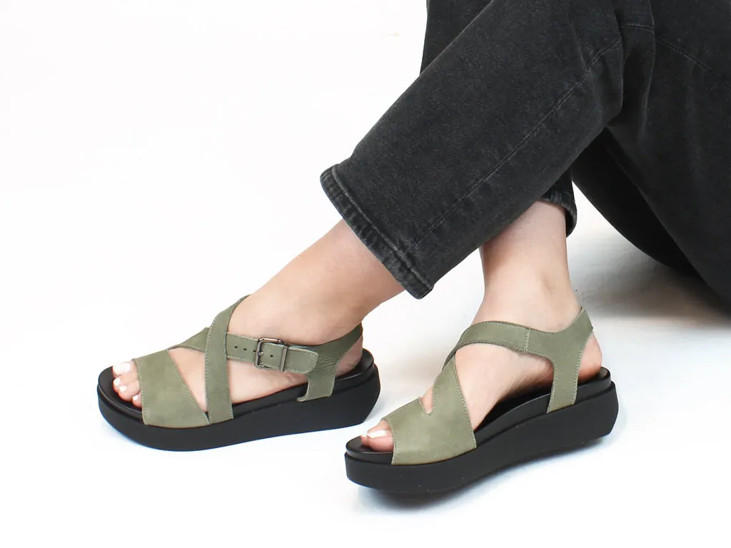 Sure, the optimized title for this e-commerce product in English with modifiers can be Arche Myakki White Leather Sandals.